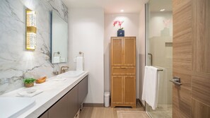 Douche, sèche-cheveux, serviettes fournies