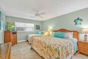 3 bedrooms, iron/ironing board, travel crib, free WiFi - Sombrero Shores ~ Waterfront Oasis w/ Pool, Hot Tub, 63' Dock & By The Beach (Marathon)
