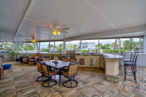 Outdoor dining - Sombrero Shores ~ Waterfront Oasis w/ Pool, Hot Tub, 63' Dock & By The Beach (Marathon)