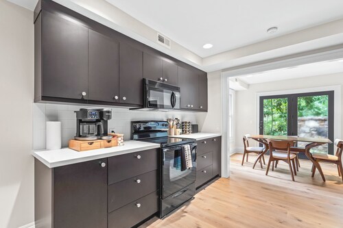 Guest Suite by UNC w/ King Suite, Full Kitchen, Work Desk