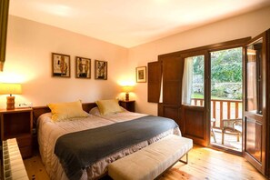 4 bedrooms, iron/ironing board, travel crib, free WiFi