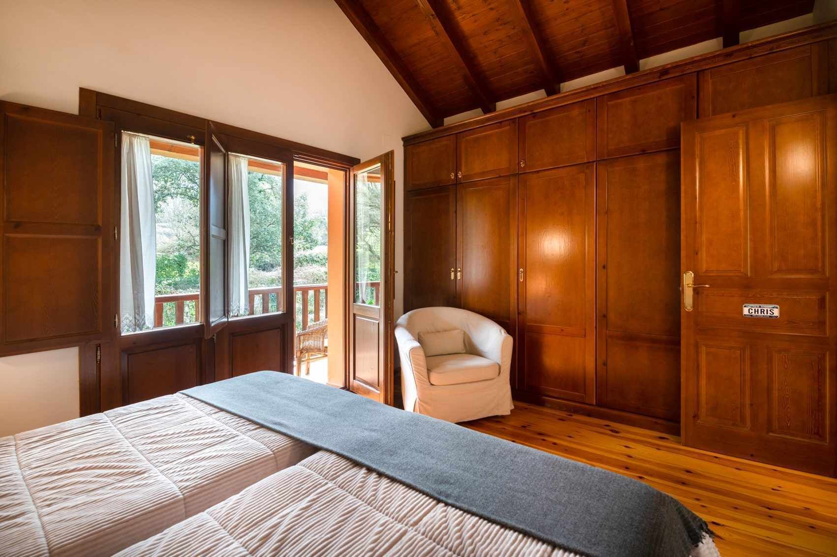 4 dormitorios, tabla de planchar con plancha, cuna de viaje