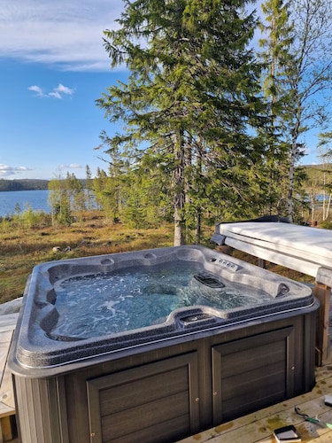 Scenic Cabin by Lake Innsvatnet with Jacuzzi.