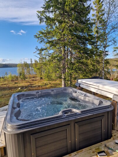 Scenic Cabin by Lake Innsvatnet with Jacuzzi.