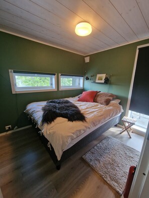 4 bedrooms, travel cot, free WiFi, bed sheets