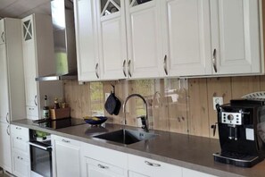 Een oven, een kookplaat, een vaatwasser