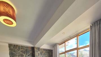 6 bedrooms, internet, bed sheets