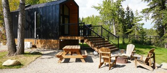 River North HardTop: modern, decked-out cabin w/private sauna, & river view