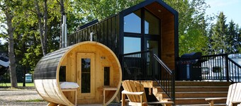 River North HardTop: modern, decked-out cabin w/private sauna, & river view