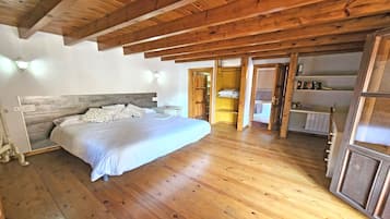 2 slaapkamers, een bureau, een strijkplank/strijkijzer, beddengoed