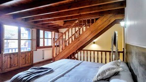 2 bedrooms, desk, iron/ironing board, bed sheets