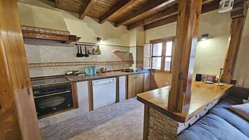 Een vaatwasser, een broodrooster, kookgerei, borden en bestek