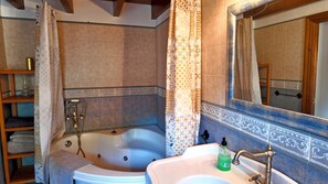 Sèche-cheveux, serviettes fournies