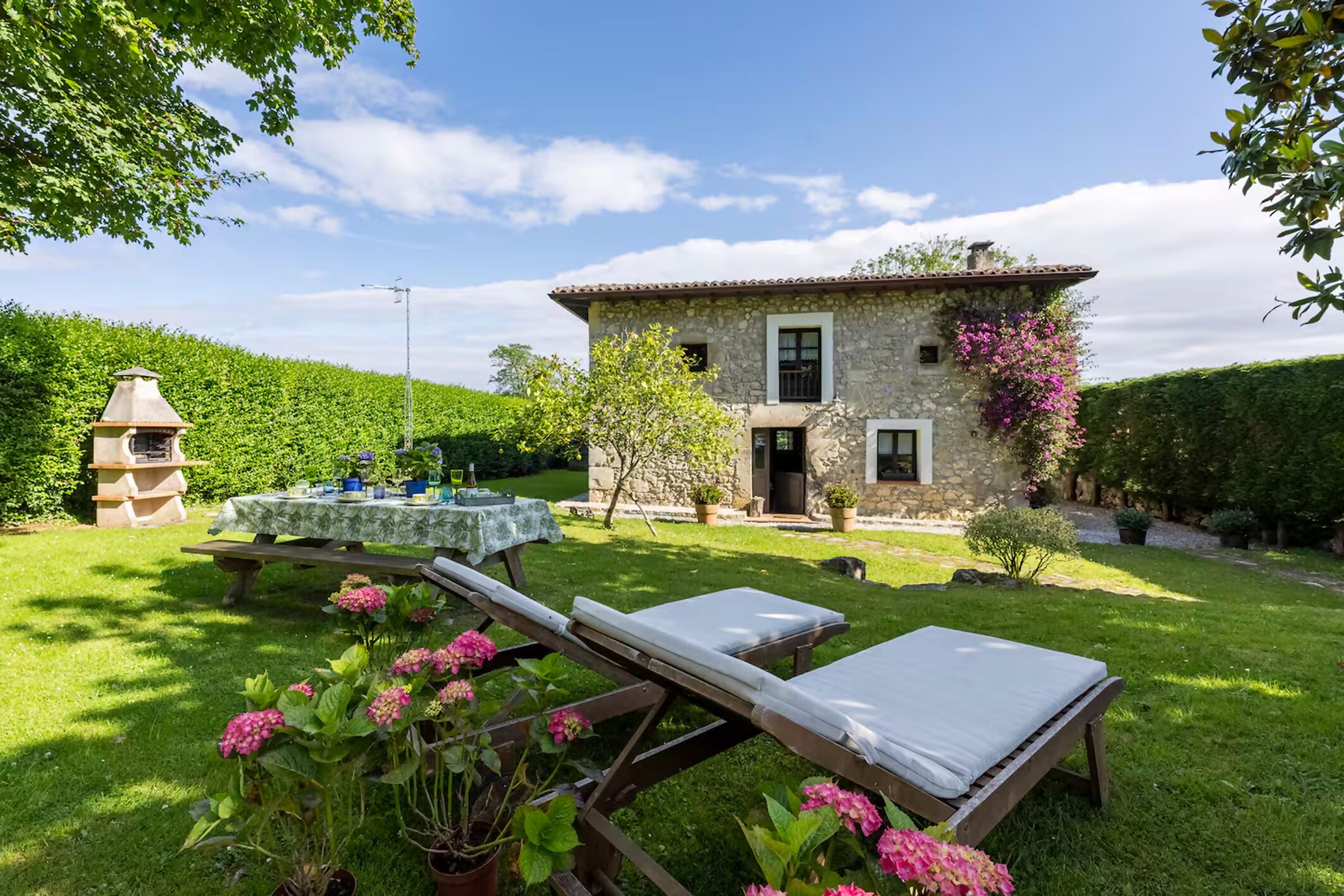 Property building,Facade/entrance,BBQ facilities,Garden