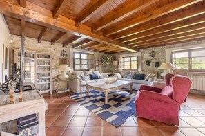 TV, fireplace - La Casa vacacional del Güelu (Hontoria)