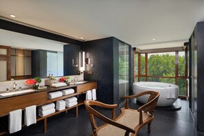 Luxury Suite (Ganges view) | Bathroom