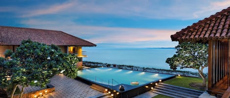 3 hồ bơi ngoài trời