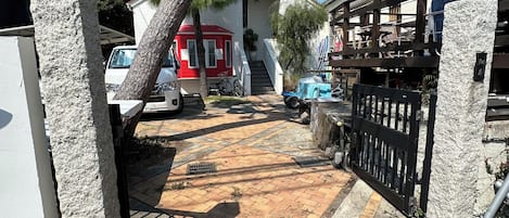 المنطقة المحيطة بالمنشأة