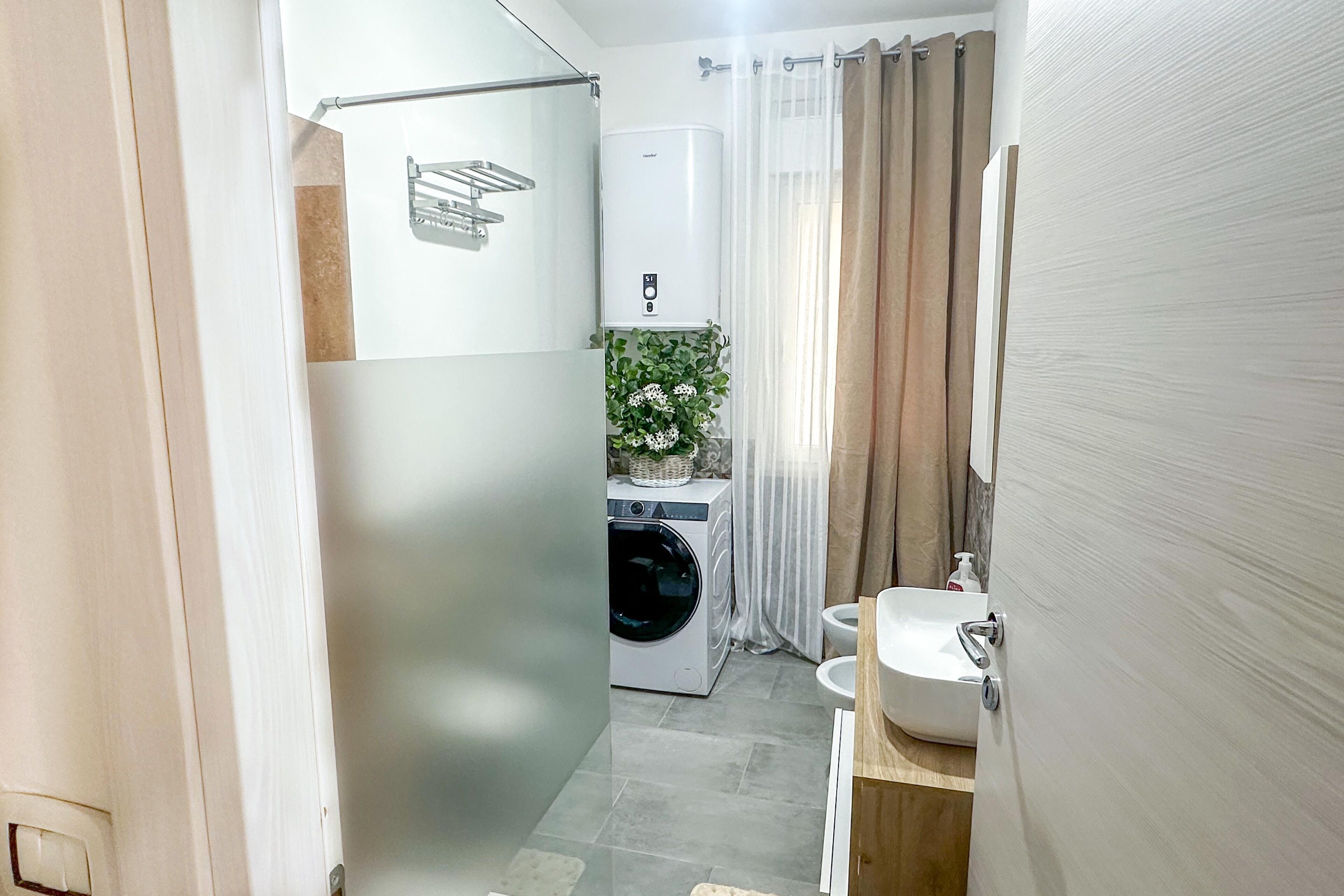 Dusche, kostenlose Toilettenartikel, Haartrockner, Bidet