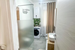 Suihku, ilmaiset hygieniatuotteet, hiustenkuivaaja, bidee