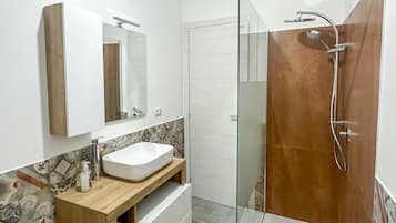 Dusche, kostenlose Toilettenartikel, Haartrockner, Bidet