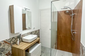 Dusche, kostenlose Toilettenartikel, Haartrockner, Bidet