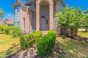House | 3 bedrooms, desk - Frisco Castle 3BR Garage Parking Gated Backyard (Frisco)