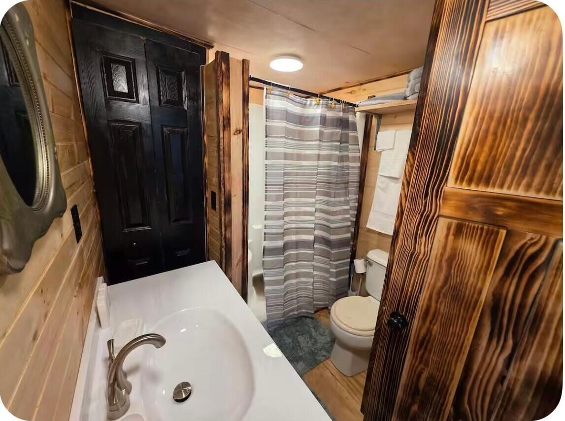 Shower, towels, soap, toilet paper