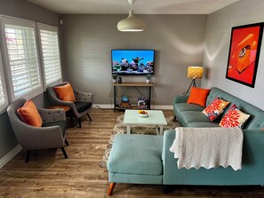 Smart TV - Soothing 3-bedroom house on golf course with AC & pool in Palm Desert (Palm Desert)