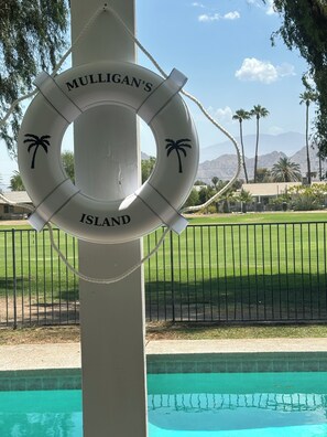 Property grounds - Soothing 3-bedroom house on golf course with AC & pool in Palm Desert (Palm Desert)