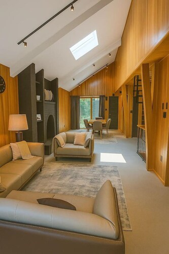 Large Modern Vintage Retreat W Pool