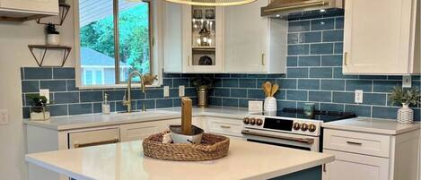 Mikrobølgeovn, ovn, kokeplater og oppvaskmaskin