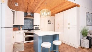 Wasserkocher mit Kaffee-/Teezubehör, Kühlschrank, Mikrowelle, Ofen