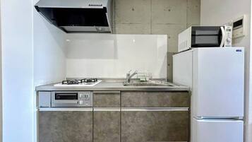 Standaard studio, niet-roken, kitchenette (Max 3 guests) | Privékeuken | Een magnetron, een kookplaat, kookgerei, borden en bestek