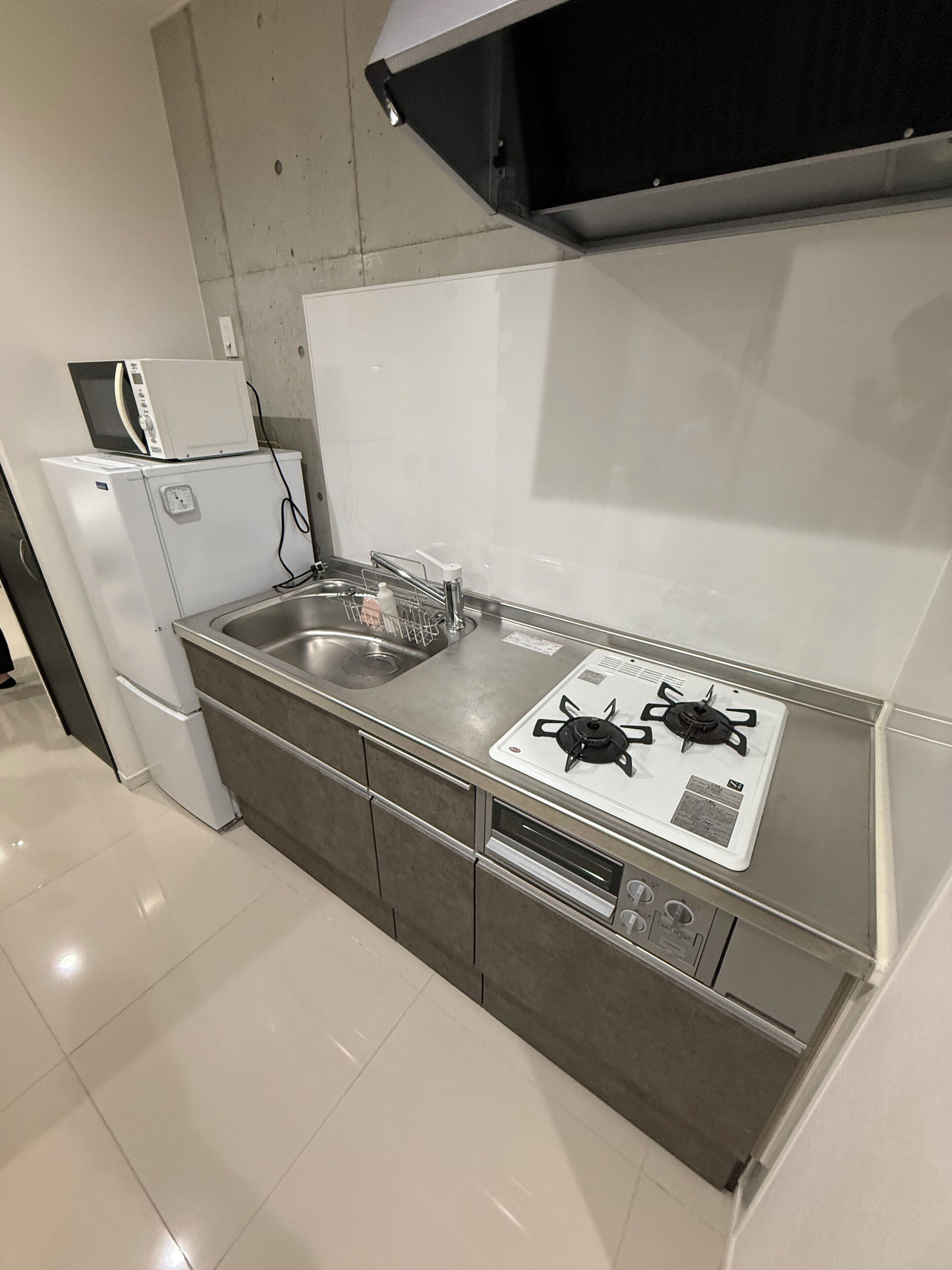 スタンダード スタジオ ビーチビュー | 専用 キッチン | 電子レンジ、コンロ、調理器具と食器