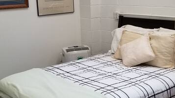 Planxa i posts de planxar, wifi gratuïta i roba de llit