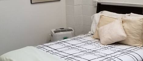 Tabla de planchar con plancha, wifi gratis, ropa de cama