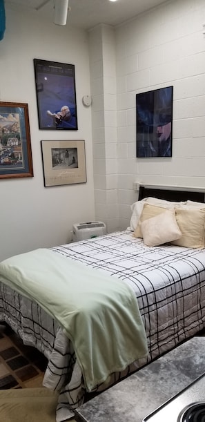 Iron/ironing board, free WiFi, bed sheets