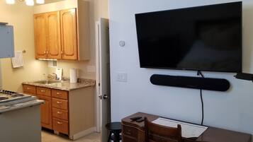 Frigorífic, microones, placa de cuina i cafetera i tetera