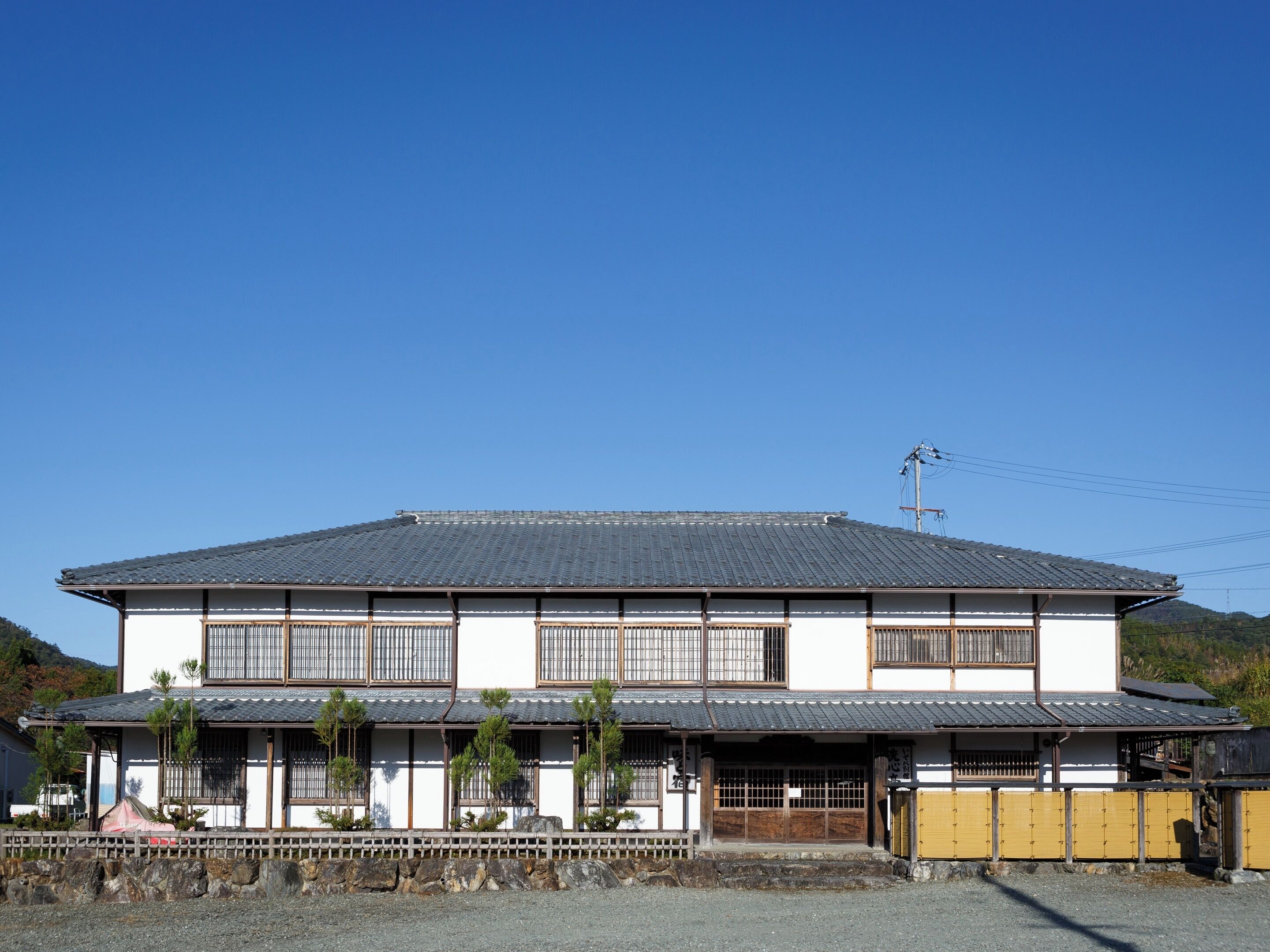 Habitación triple estándar, para no fumadores | Edredón, escritorio y ropa de cama 