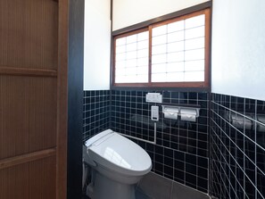 Edredón, escritorio y ropa de cama 