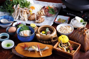 Habitación tradicional, para no fumadores | Comida en el ryokan