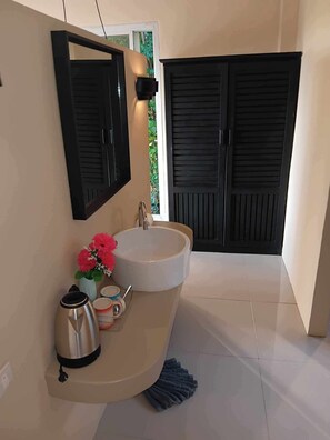 Sèche-cheveux, serviettes fournies, savon, papier toilette