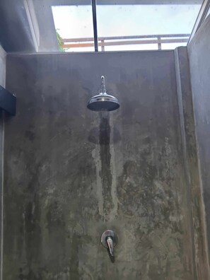 ヘアドライヤー、タオル、石鹸、トイレットペーパー