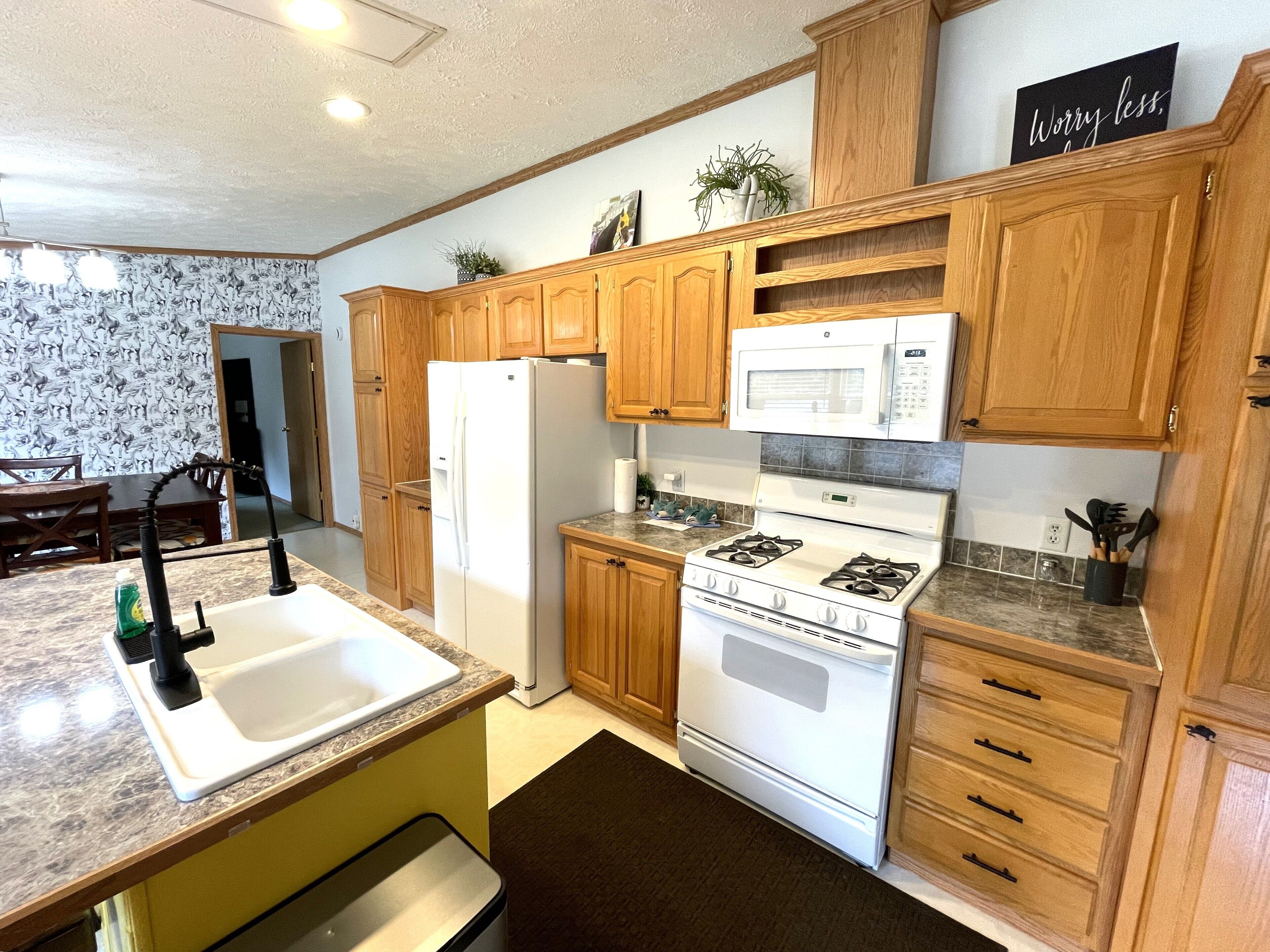 Geladeira, micro-ondas, fogão, cooktop