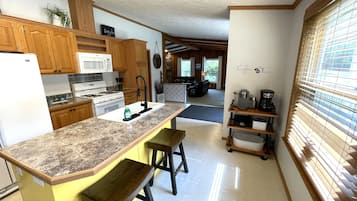 Een koelkast, een microgolfoven, een oven, een kookplaat