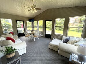 Televisión y chimenea