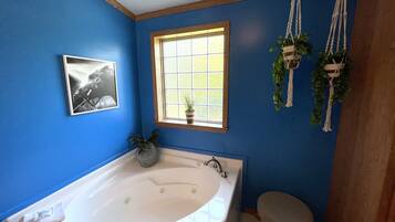 Een douche, een bubbelbad, handdoeken