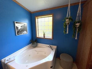 Shower, jetted tub, towels