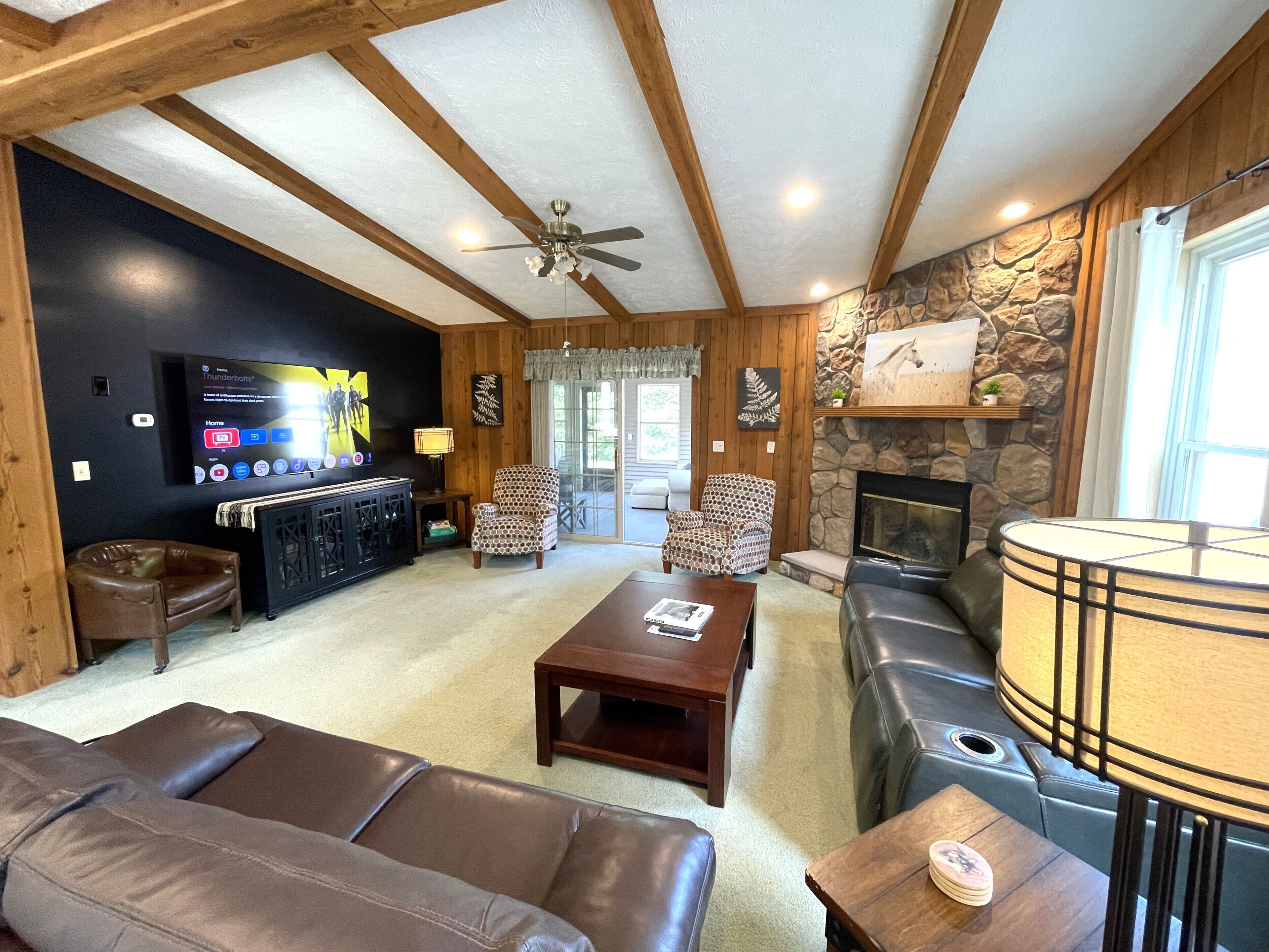 Televisión y chimenea 